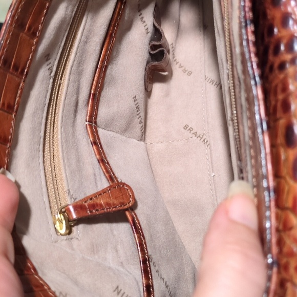 Brahmin Brown Shoulder Bag with Textured Leather and Adjustable Strap - Picture 4 of 9